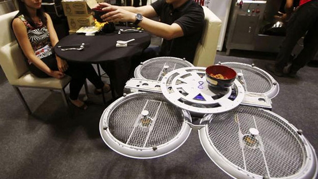 В одном из заведений Сингапура появились дроны-официанты